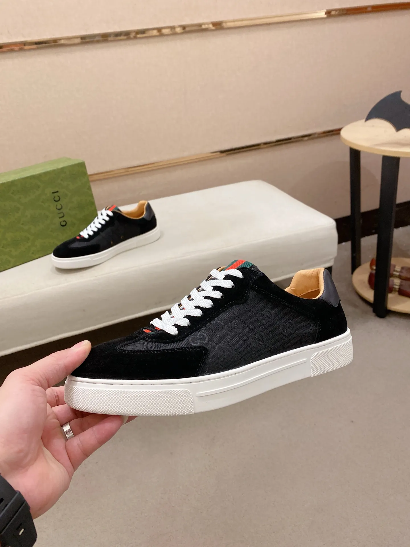 Factory price: 440💰 (GUCCI) The latest model from the official website 🎁🎁Casual and fashionable men's shoes👟, hot style 💥The version is simple and elegant, exclusive for trendy men. Unique official website latest brand elements 👑Gucci original decoration, fashionable and generous, the fabric is original cowhide ✅sheepskin lining, the official website specifies wear-resistant casual outsole, the classic model is taken in kind at the counter🎬38-44 (45 is not returned or exchanged)